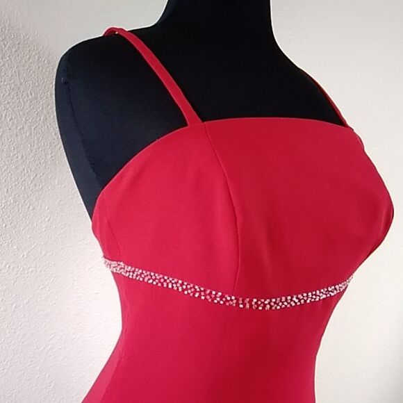 B2 WOMEN DRESS SIZE 4 CHRISTMAS RED COLOR - Picture 2 of 8